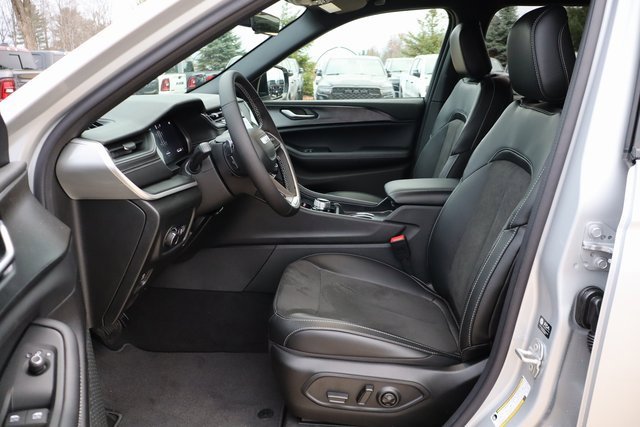 New 2025 Jeep Grand Cherokee Altitude image 9