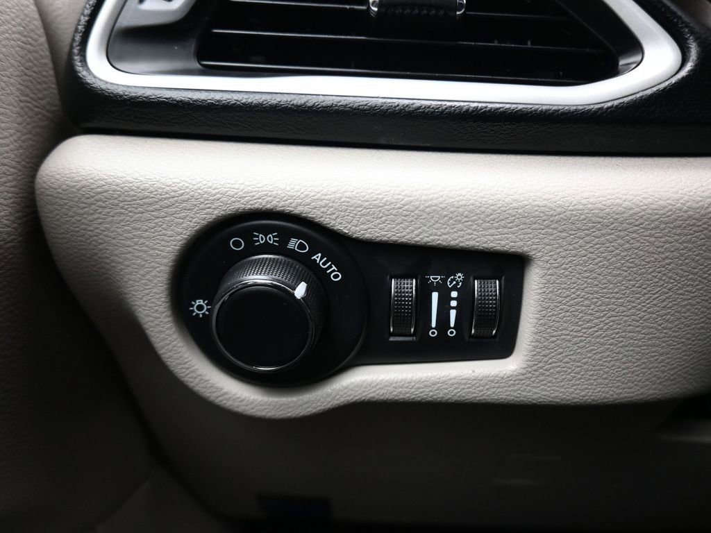 Used 2023 Chrysler Voyager LX image 29