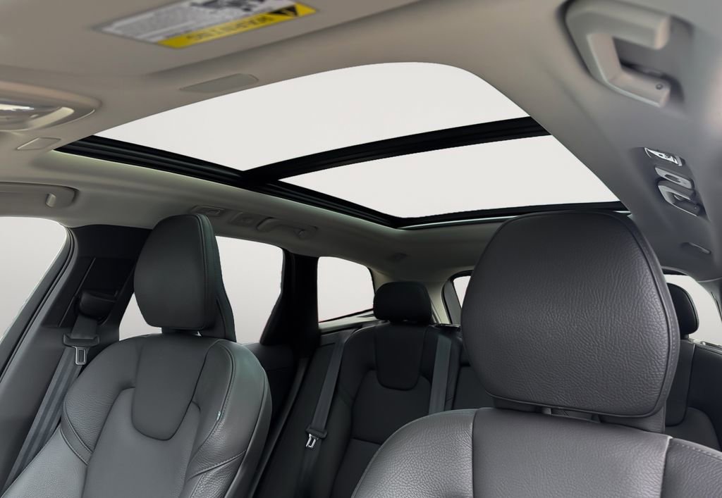 Used 2025 Volvo XC60 B5 Plus image 19