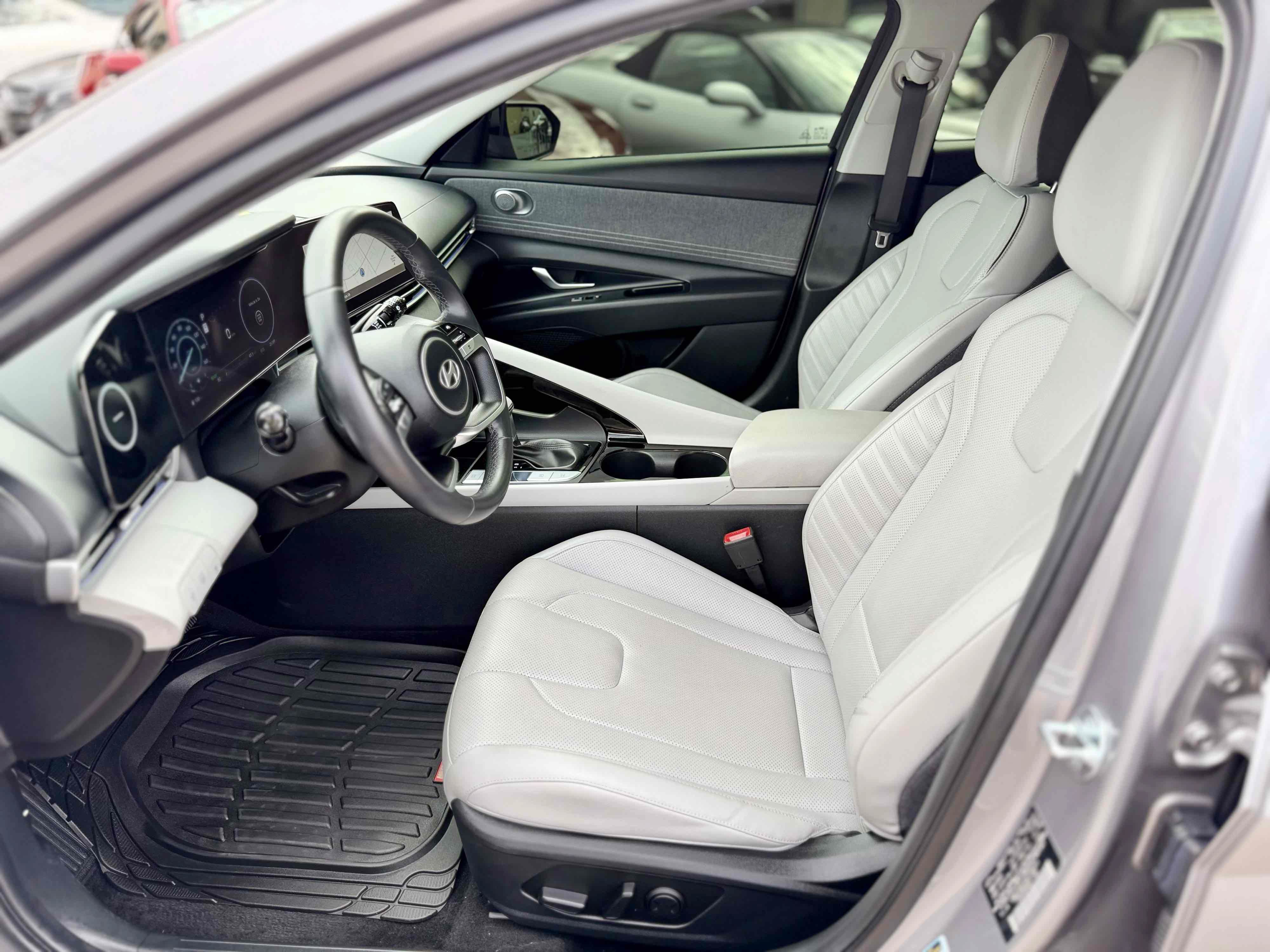 Used 2025 Hyundai Elantra Limited FWD image 17