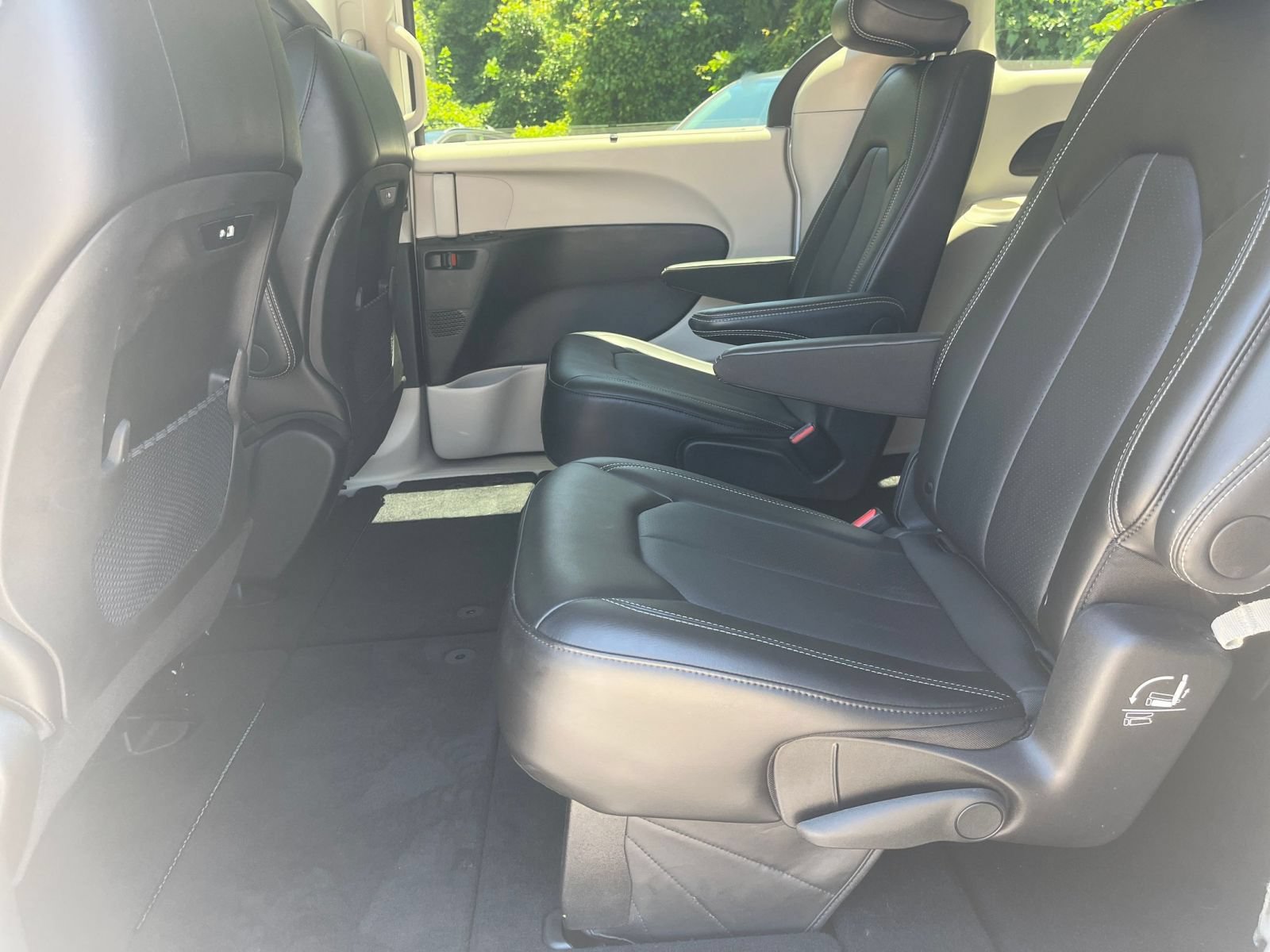 Used 2024 Chrysler Pacifica Touring-L FWD image 28