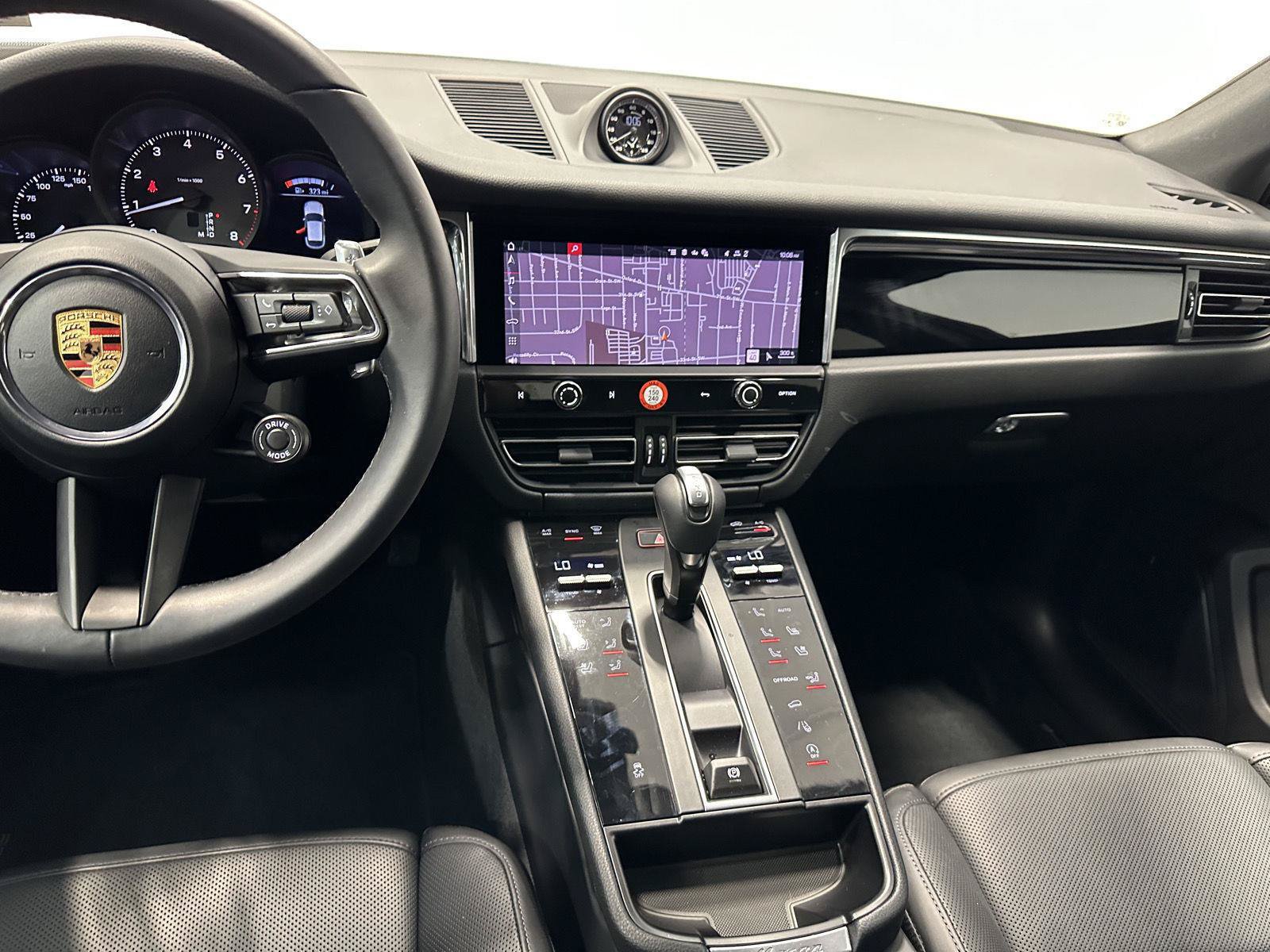Certified 2026 Porsche Macan AWD/4WD image 28