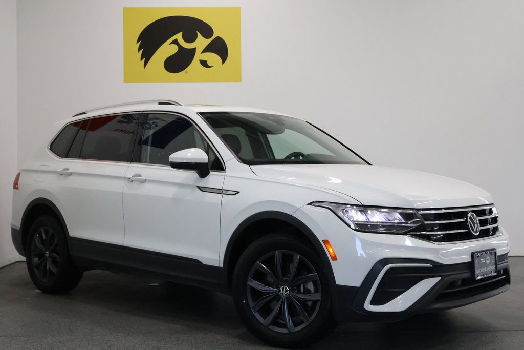 Used 2022 Volkswagen Tiguan SE w/ Panoramic Sunroof Package image 2