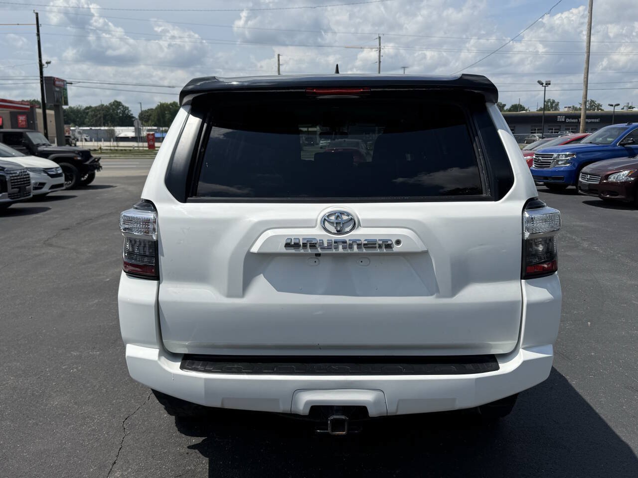 Used 2017 Toyota 4Runner SR5 AWD/4WD image 4