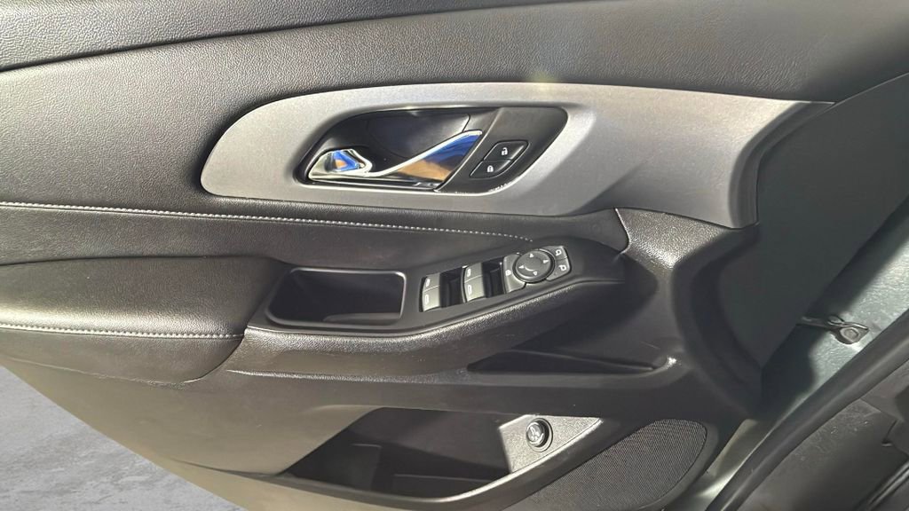 Used 2023 Chevrolet Traverse LT image 24