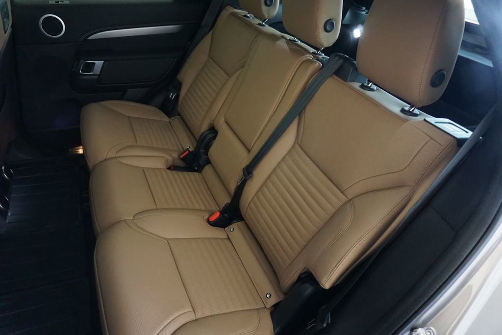 New 2025 Land Rover Discovery Dynamic SE image 30