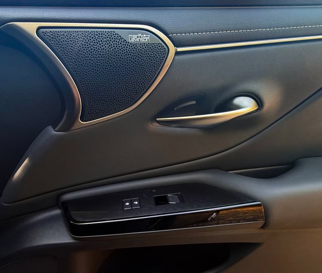 Certified 2025 Lexus ES 300h Ultra Luxury w/ Accessory Package (Z1) FWD image 15