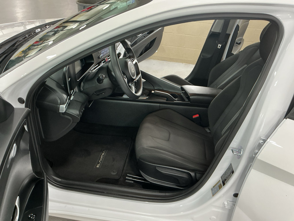 Certified 2025 Hyundai Elantra SE FWD image 11