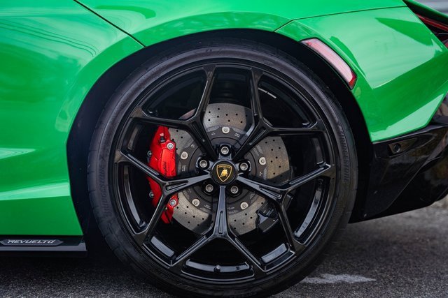 Used 2024 Lamborghini Revuelto image 16