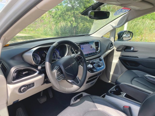 Used 2024 Chrysler Pacifica Touring-L FWD image 10
