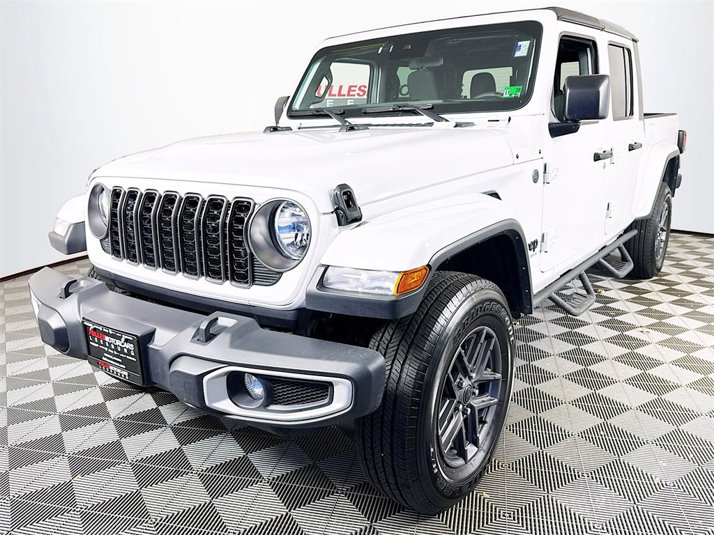 Used 2024 Jeep Gladiator Sport image 3