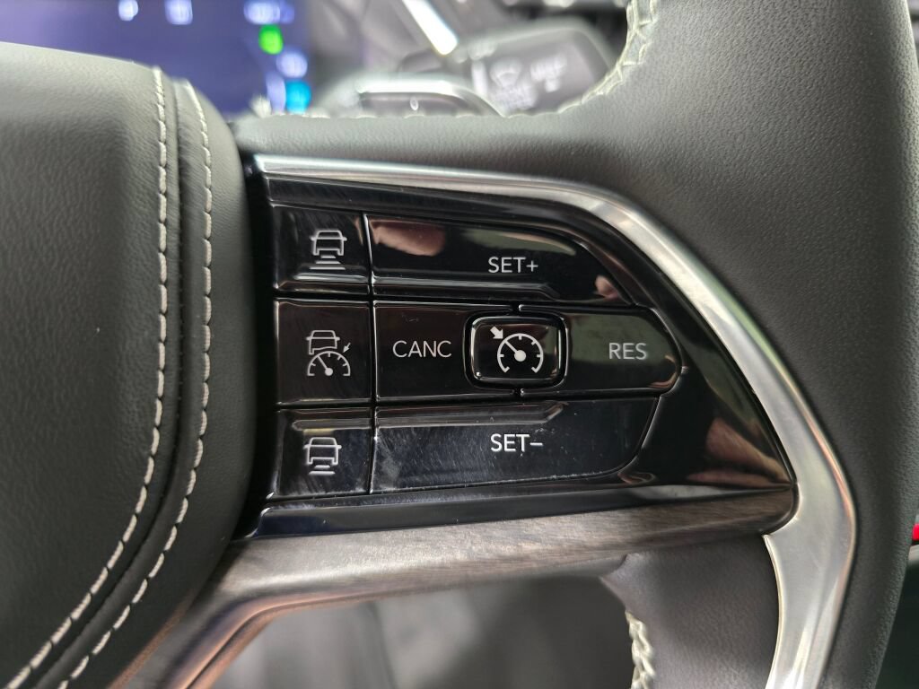 Used 2023 Jeep Grand Cherokee Overland w/ Luxury Tech Group IV AWD/4WD image 26