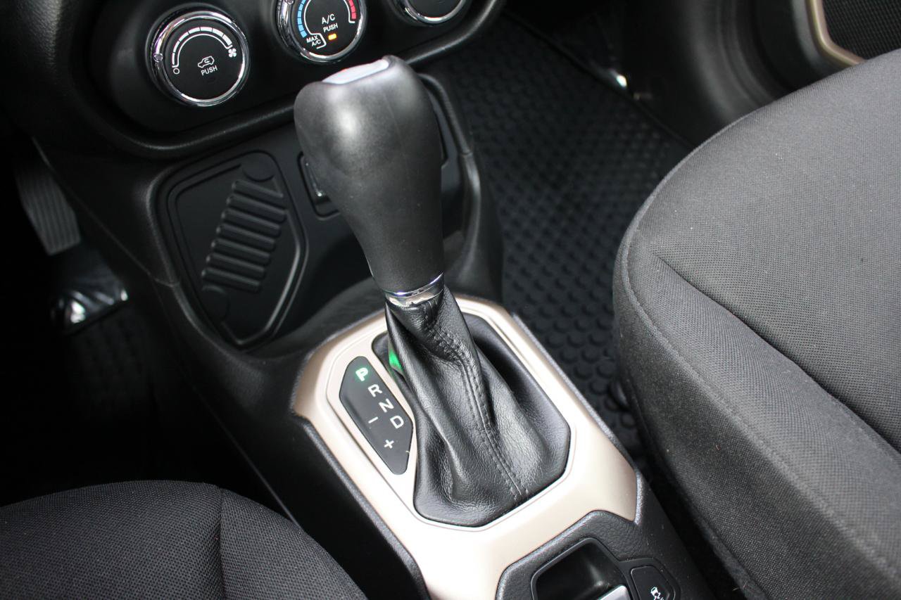 Used 2016 Jeep Renegade Latitude w/ Cold Weather Group FWD image 26