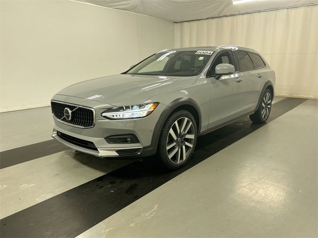 Used 2024 Volvo V90 B6 Cross Country Ultimate image 5