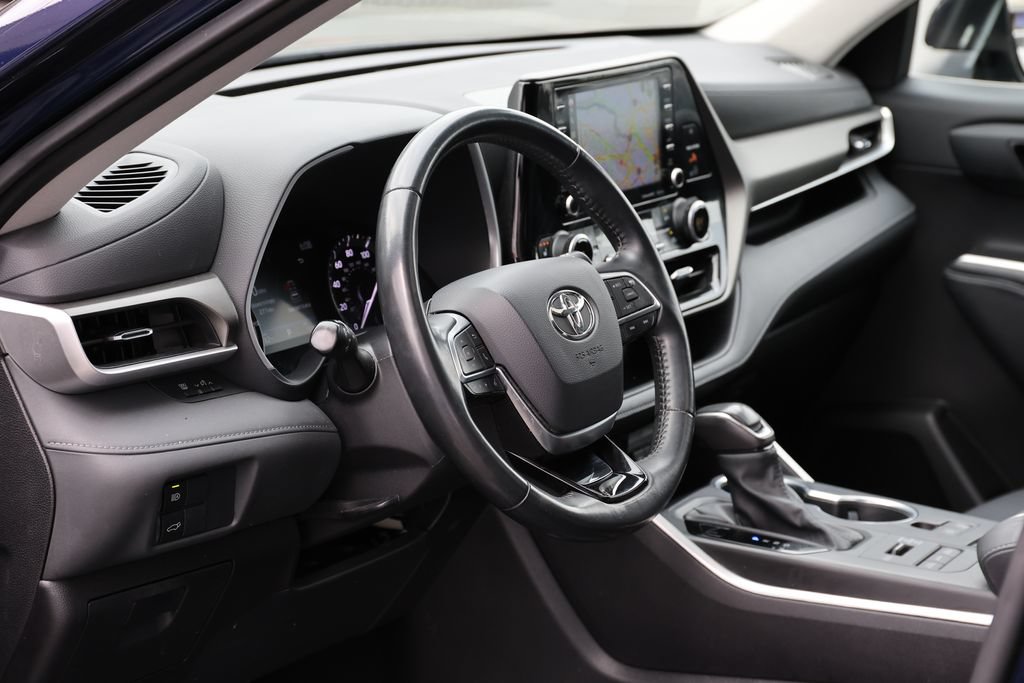Used 2021 Toyota Highlander XLE AWD/4WD image 16