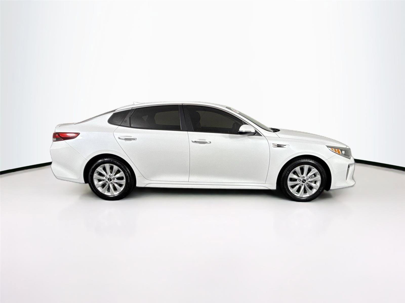 Used 2018 Kia Optima S image 9
