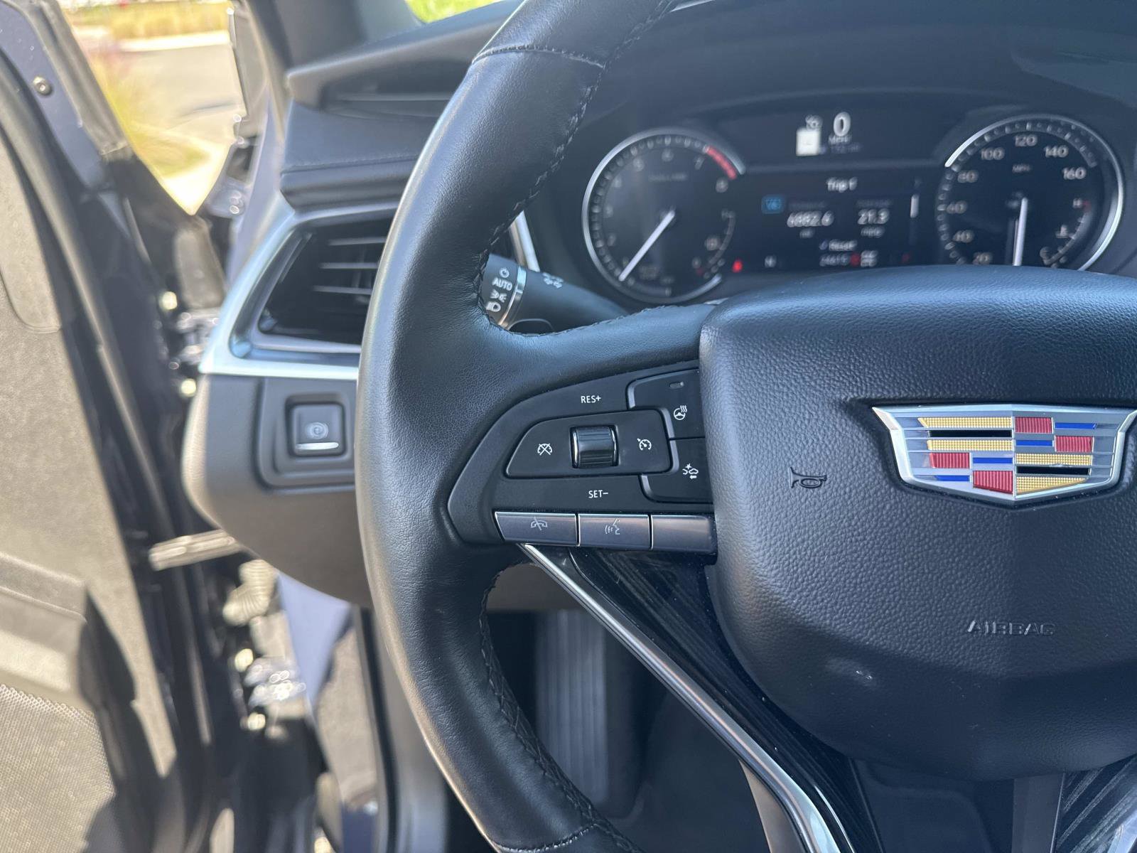 Used 2025 Cadillac XT6 Premium Luxury image 32