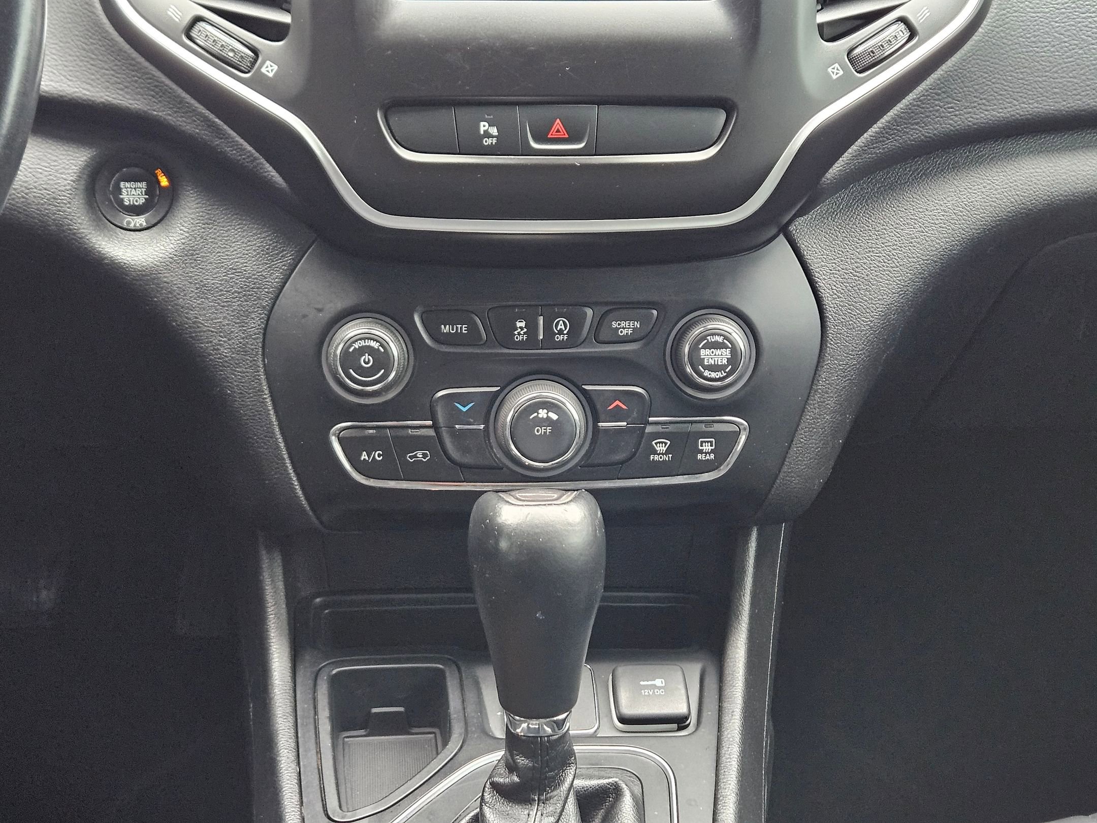 Used 2019 Jeep Cherokee Latitude Plus FWD image 14