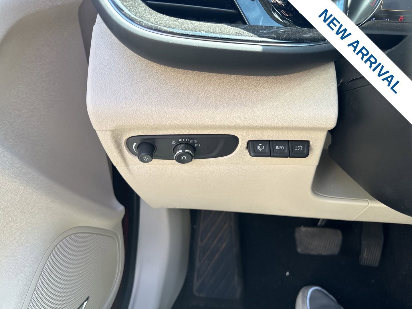 Used 2022 Buick Envision Avenir w/ Technology Package II FWD image 19