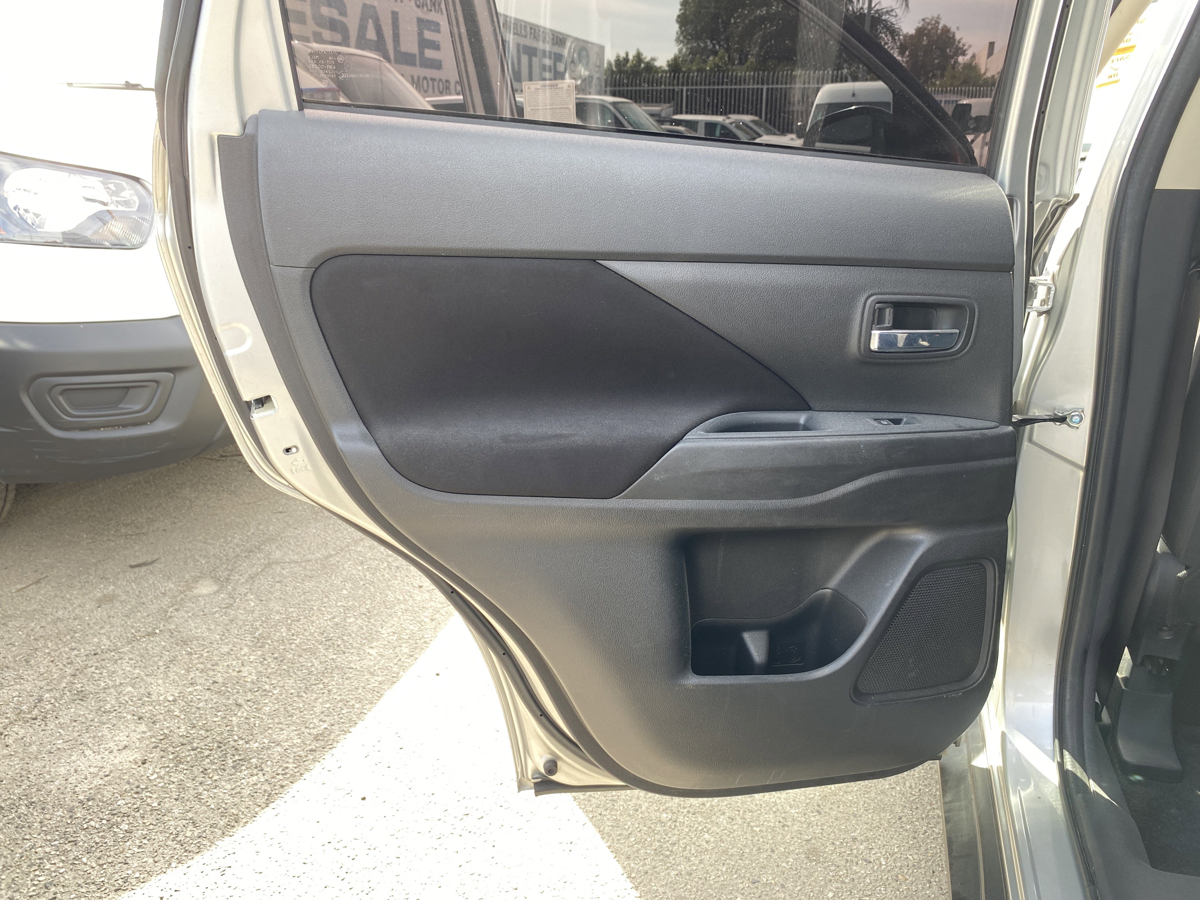 Used 2020 Mitsubishi Outlander ES image 19