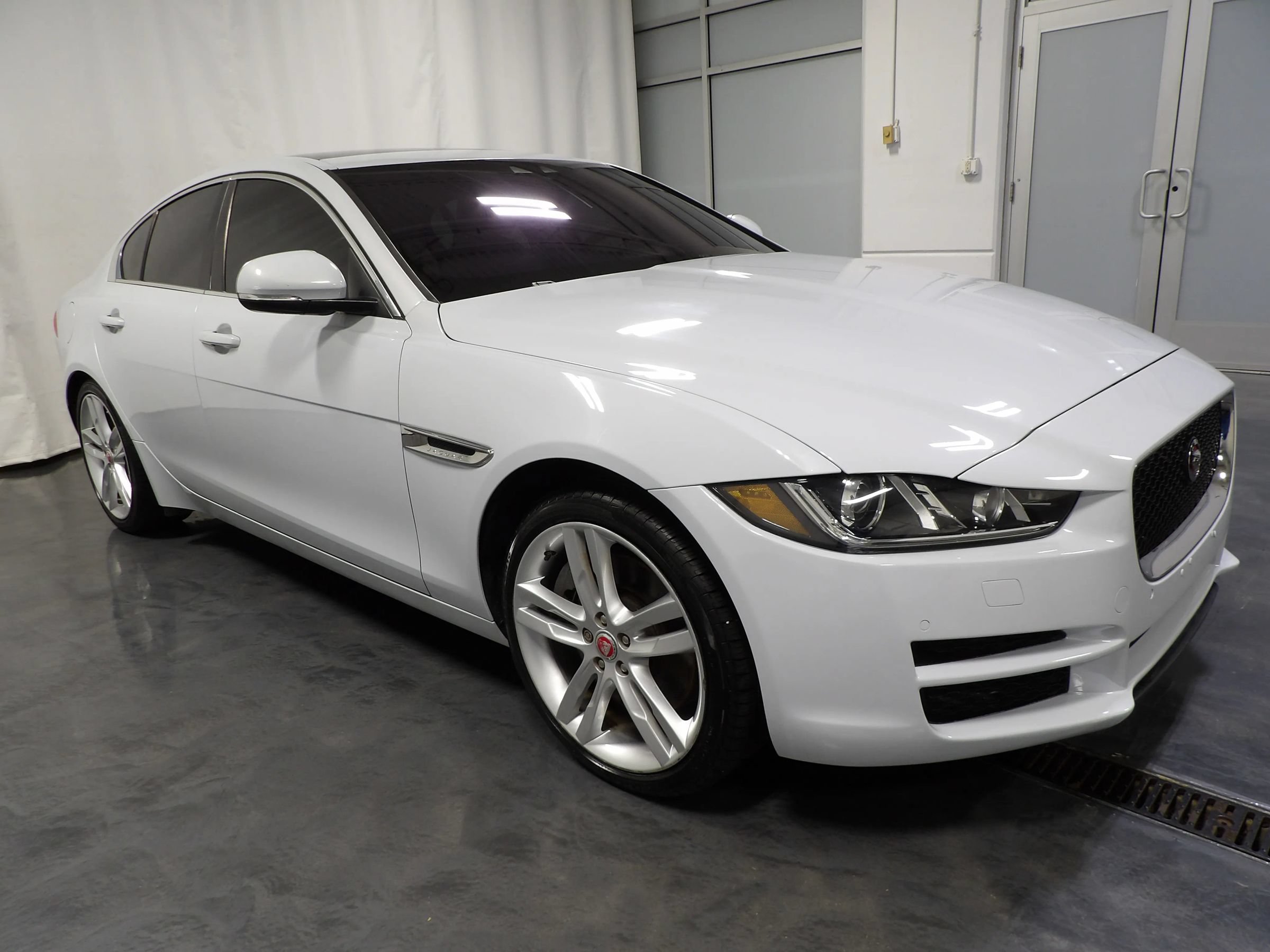 Used 2017 Jaguar XE Prestige AWD/4WD image 2