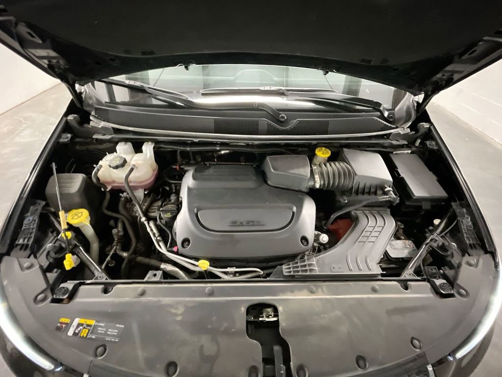 Used 2024 Chrysler Pacifica Touring-L image 28