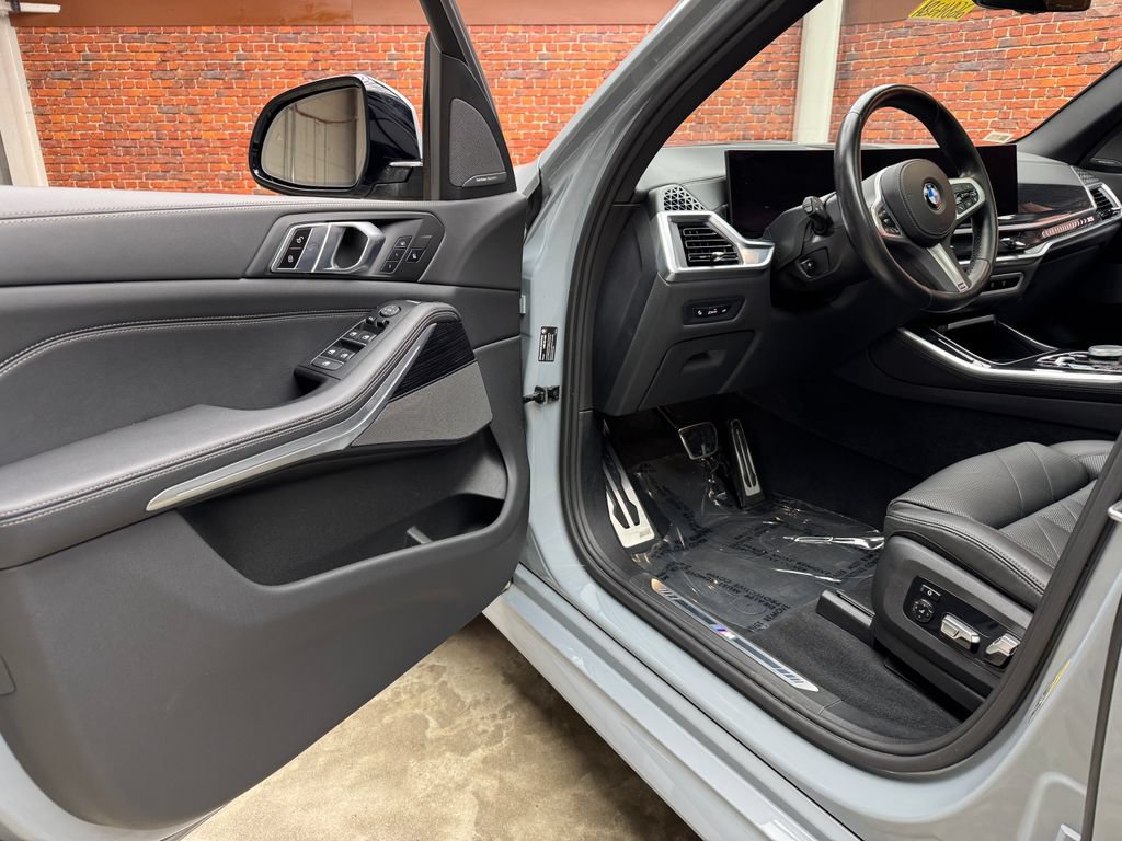 Used 2024 BMW X5 xDrive40i w/ M Sport Package AWD/4WD image 10