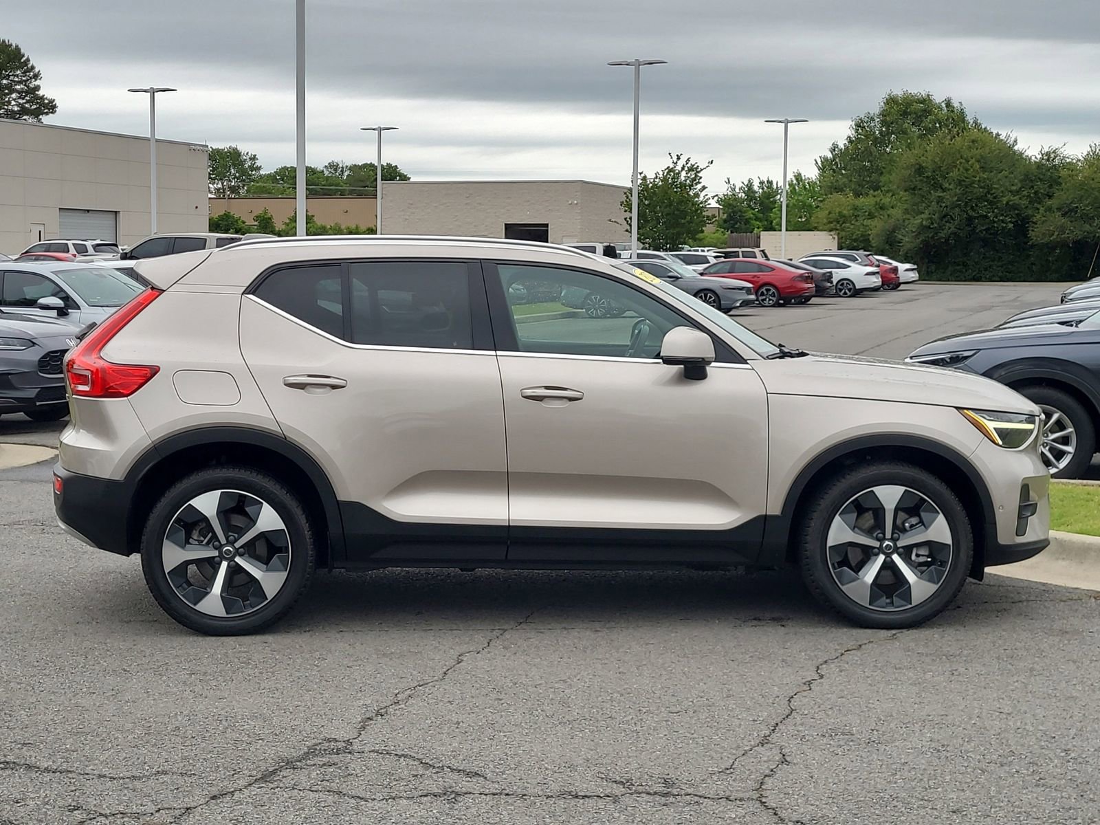 Used 2023 Volvo XC40 B4 Ultimate FWD image 2