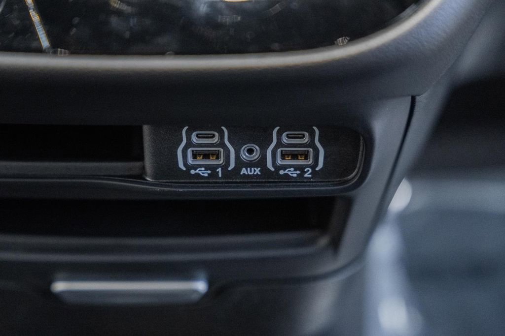 Used 2025 Chrysler Pacifica Select image 27