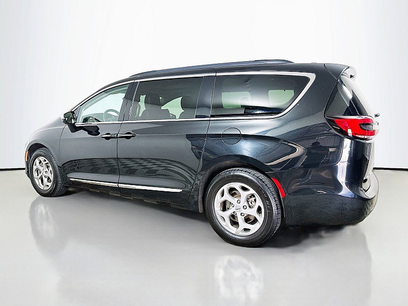 Used 2023 Chrysler Pacifica Limited image 5