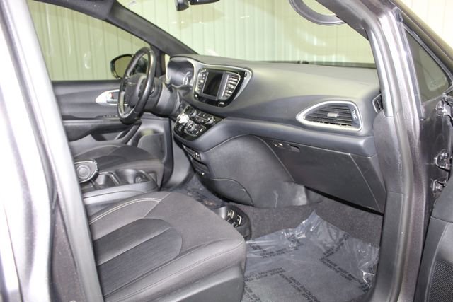 Used 2020 Chrysler Pacifica Touring w/ S Appearance Package image 23