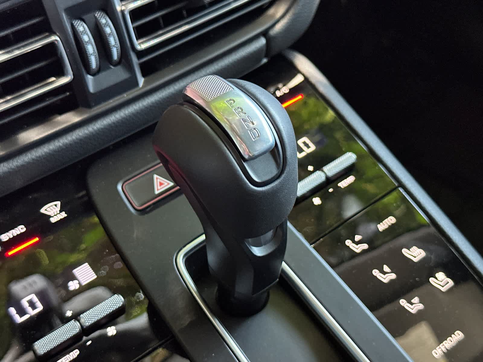 Certified 2025 Porsche Macan AWD/4WD image 25