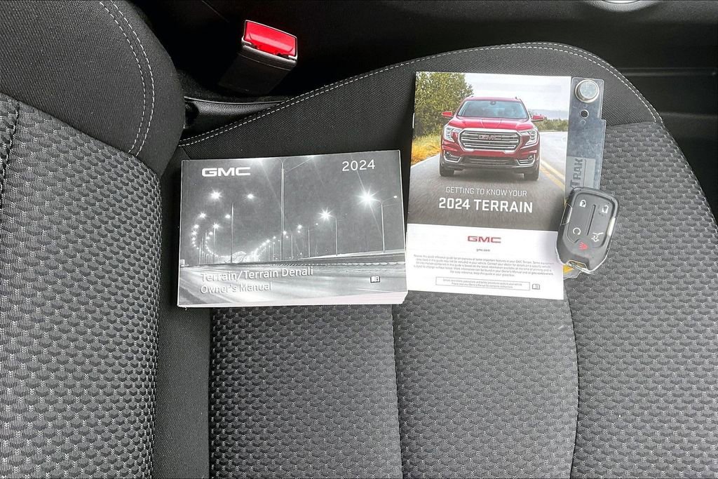 Used 2024 GMC Terrain SLE w/ Driver Convenience Package image 12