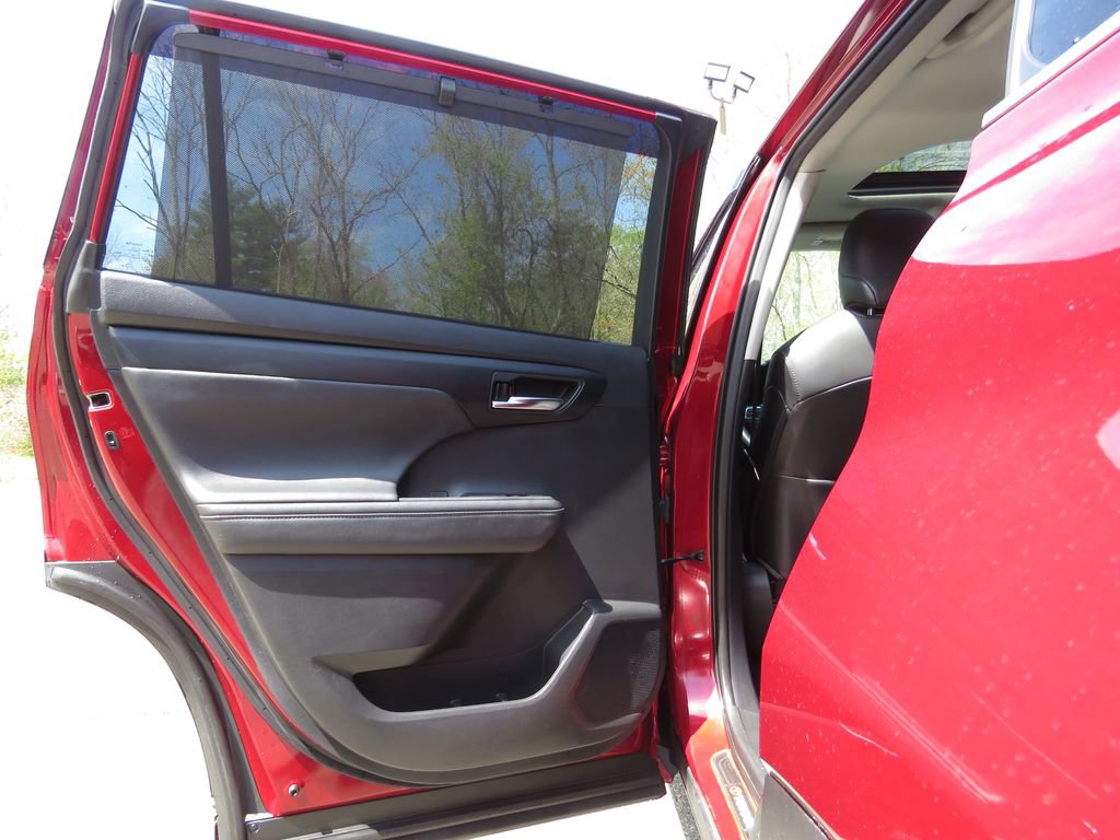 Used 2020 Toyota Highlander XLE AWD/4WD image 20