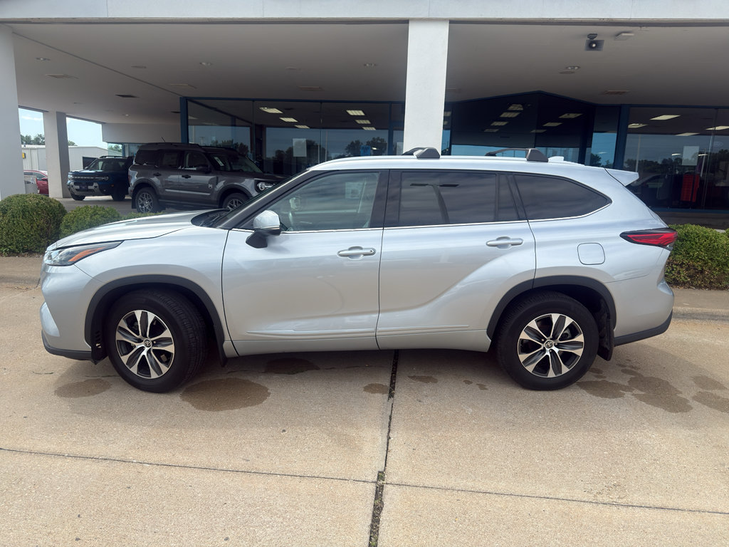 Used 2022 Toyota Highlander XLE AWD/4WD image 9