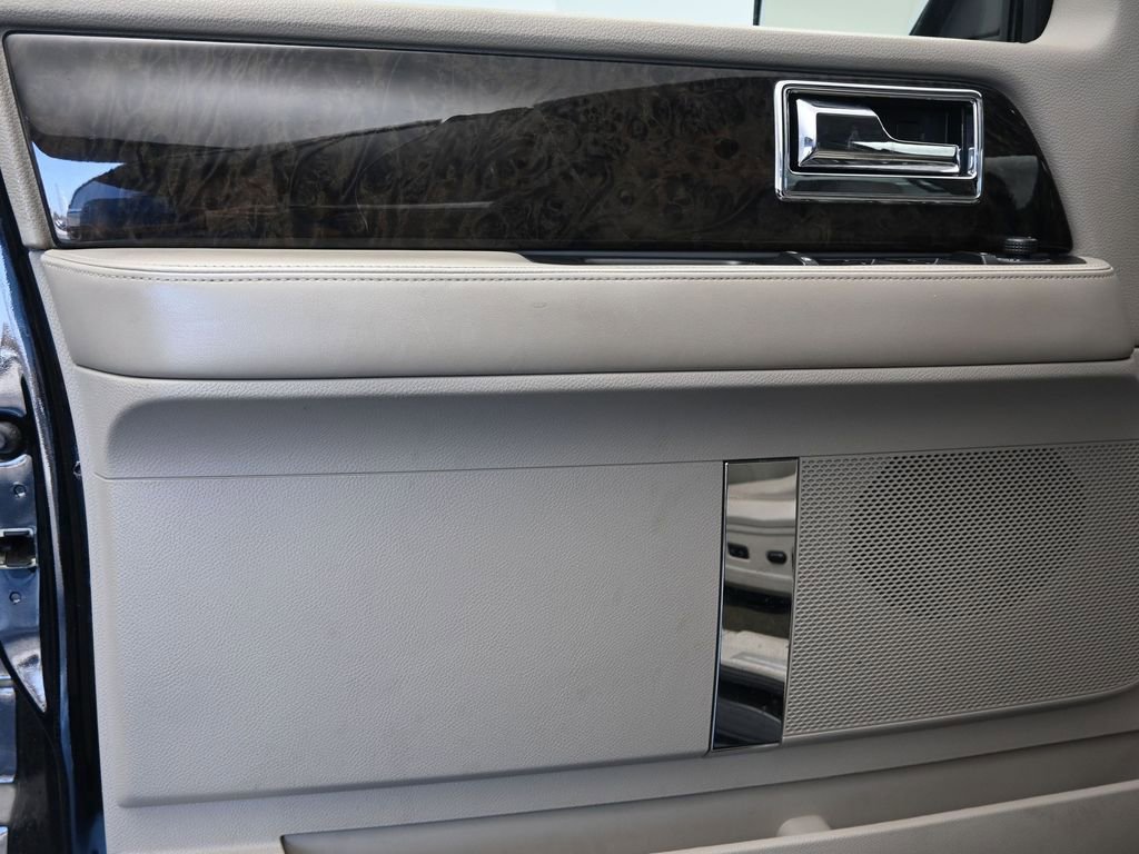 Used 2017 Lincoln Navigator Select image 25