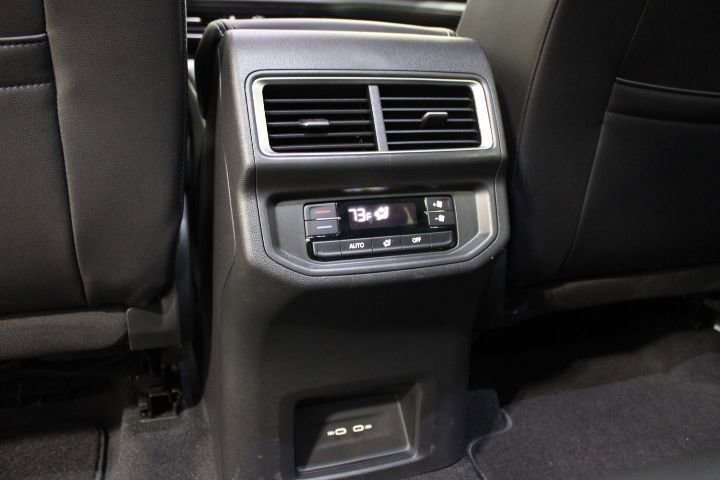 Used 2024 Volkswagen Atlas SE image 18