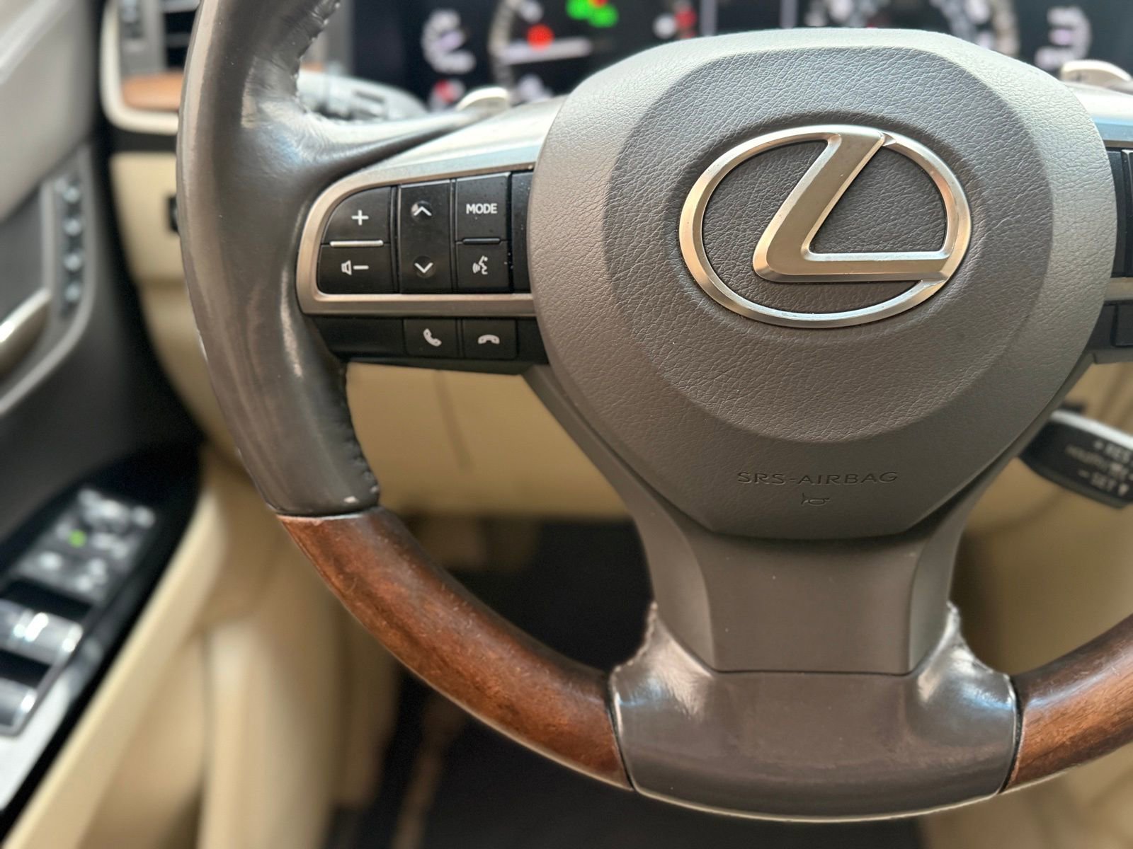 Used 2016 Lexus LX 570 4WD w/ Luxury Package image 24