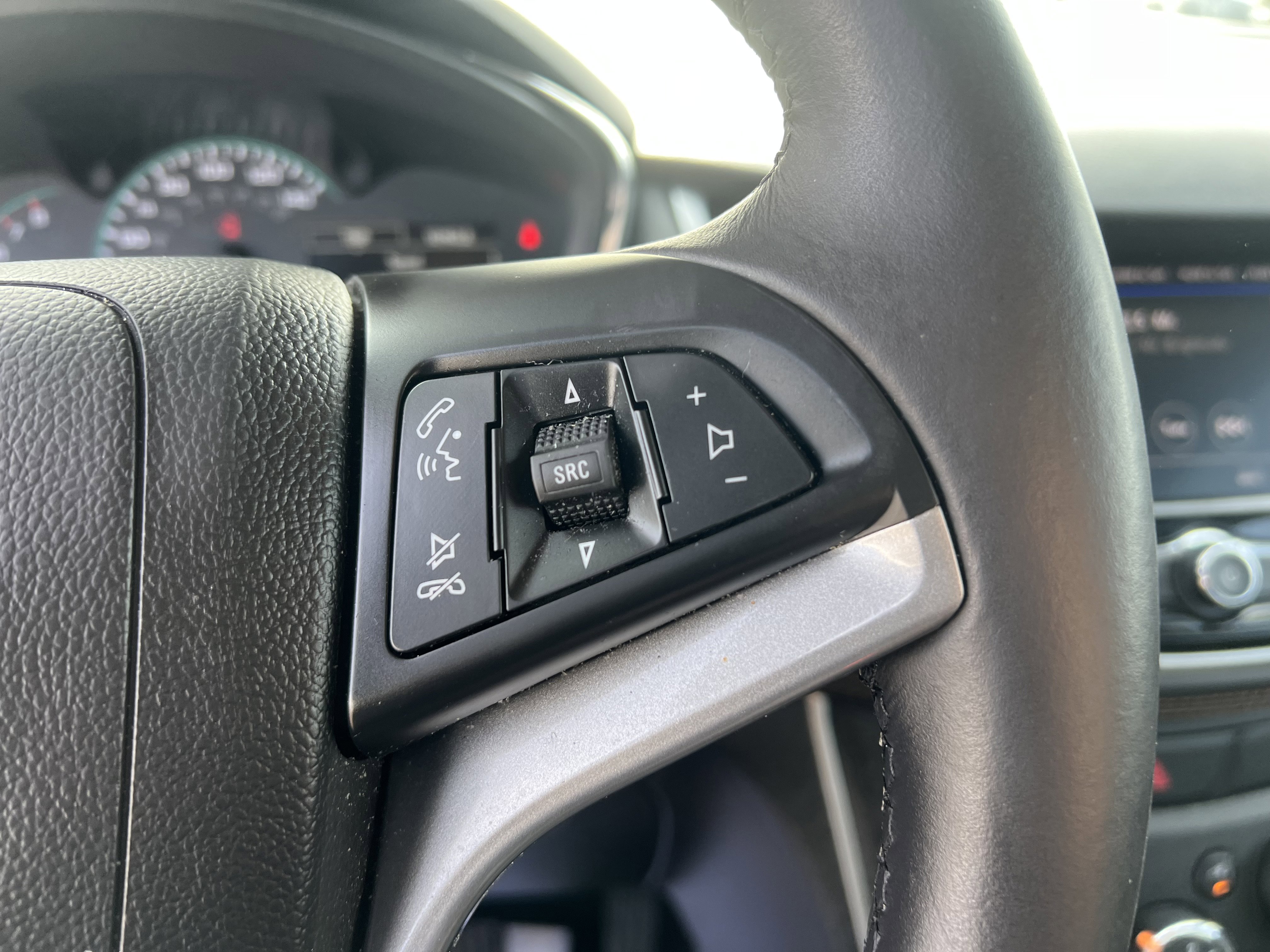 Certified 2022 Chevrolet Trax LT w/ LT Convenience Package image 20