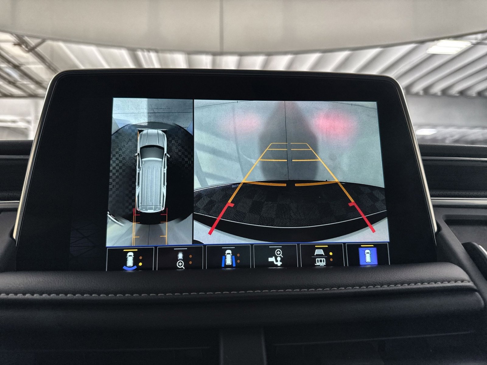 Used 2022 GMC Yukon XL SLT w/ SLT Premium Package image 19