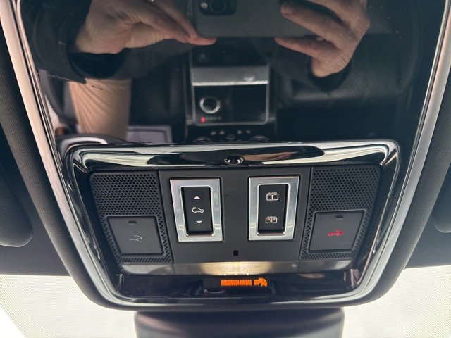 Used 2019 Land Rover Range Rover Velar R-Dynamic SE image 25