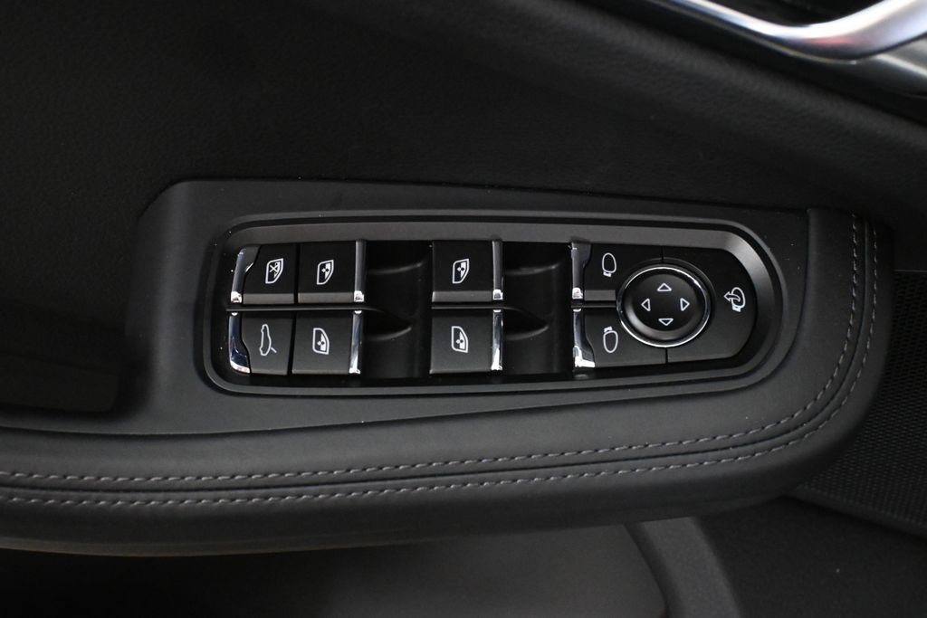 Used 2025 Porsche Macan S AWD/4WD image 26