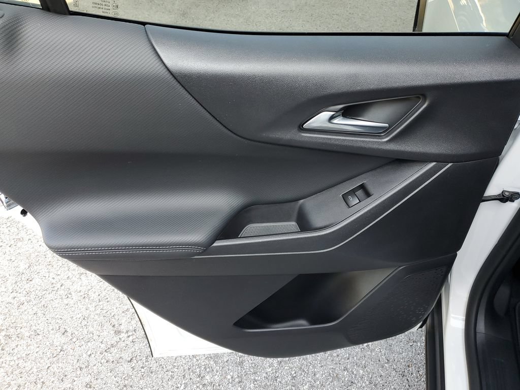 Used 2026 Chevrolet Equinox LT FWD image 9