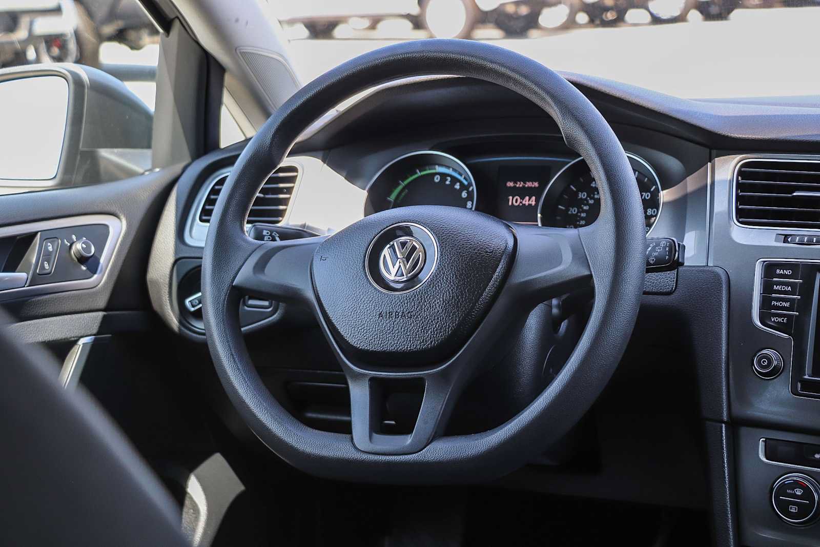 Used 2016 Volkswagen e-Golf SE FWD image 18