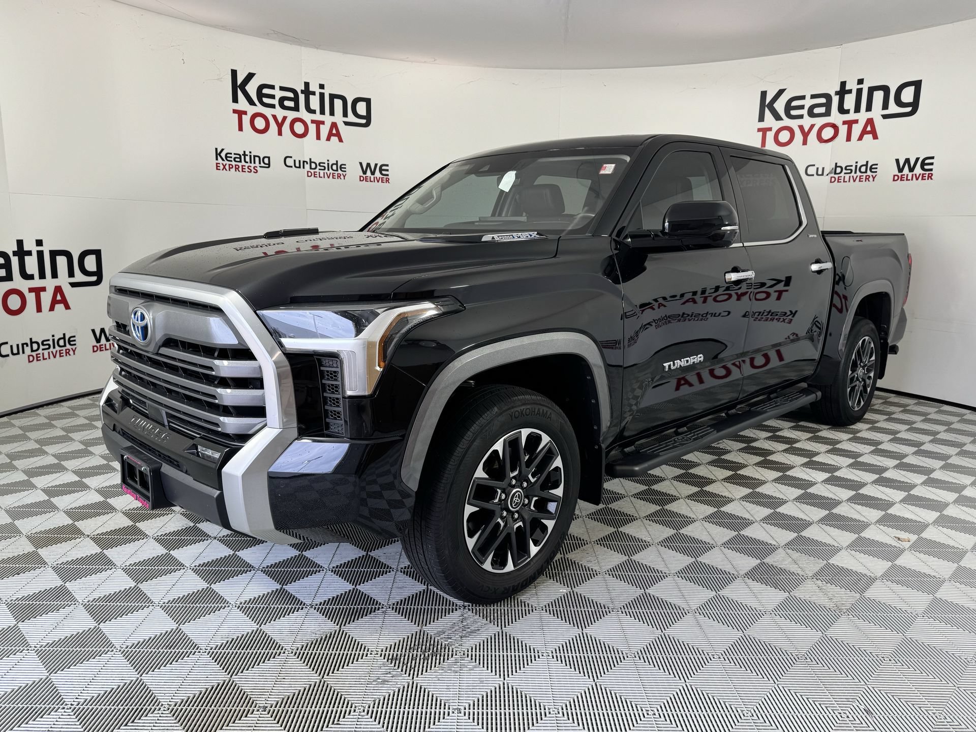Used 2024 Toyota Tundra Limited w/ Power Package AWD/4WD image 9