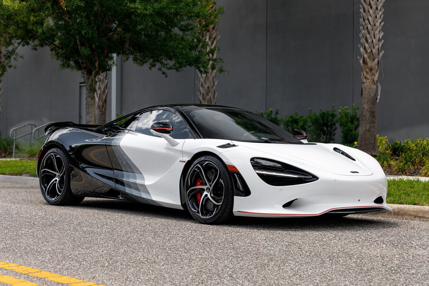 Used 2024 McLaren 750S Spider RWD image 2