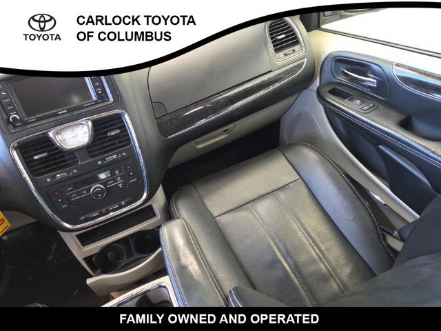 Used 2016 Chrysler Town & Country Touring FWD image 19