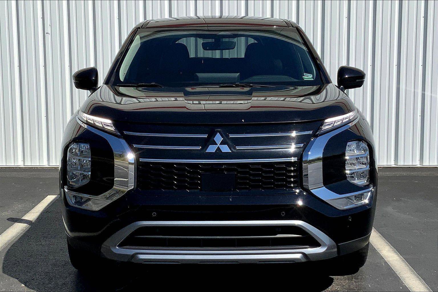 Used 2025 Mitsubishi Outlander SE image 3