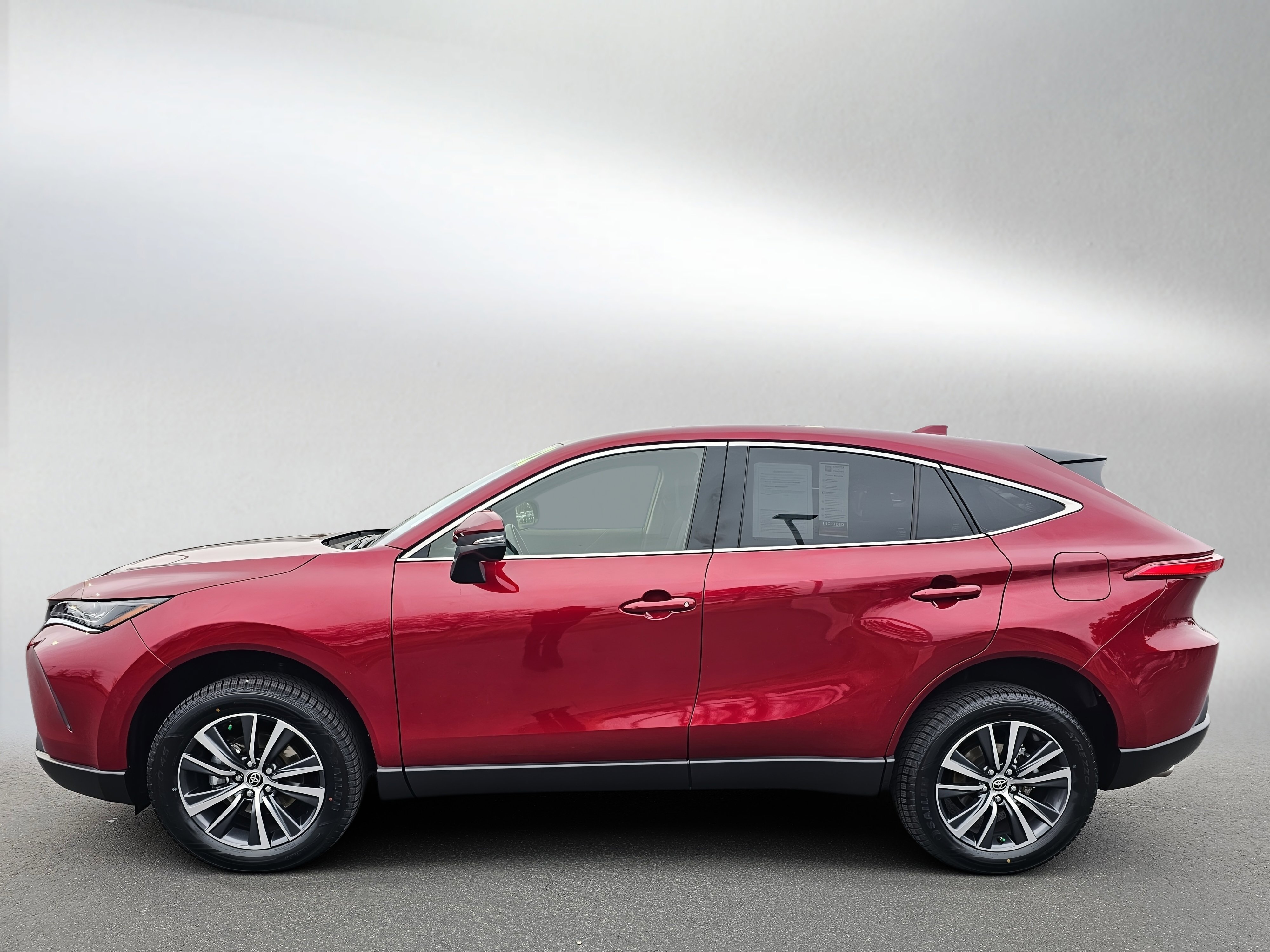 Used 2022 Toyota Venza LE image 2