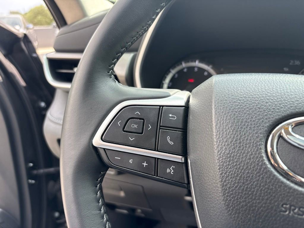 Used 2025 Toyota Highlander XLE FWD image 24